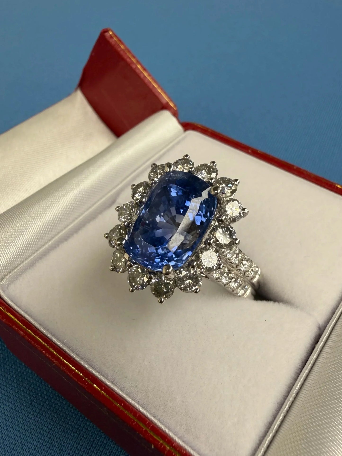 18k White Gold 11.88 ct Natural Ceylon Sapphire and Diamond Ring
