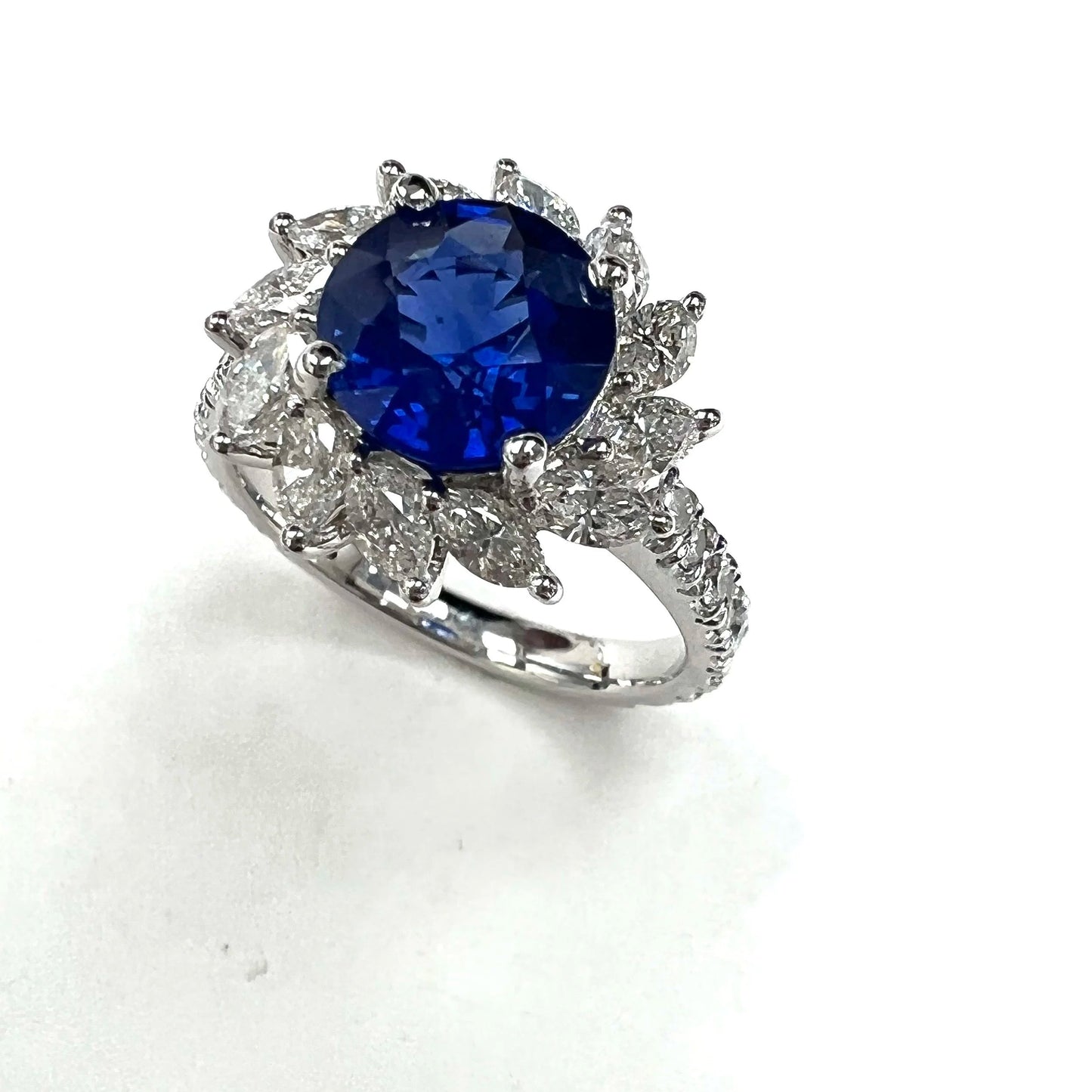 18k White Gold Natural Diamond and Sapphire Ring